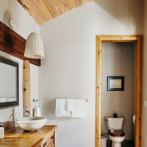 Full ensuite primary bathroom