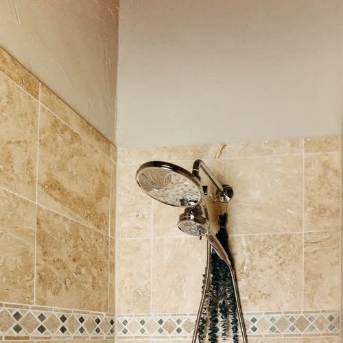 Full ensuite primary bathroom - removable shower head