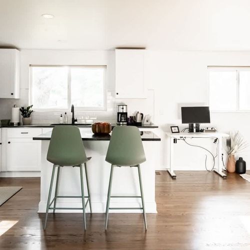Kitchen with breakfast bar