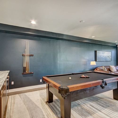 Pool table and wet bar in game room