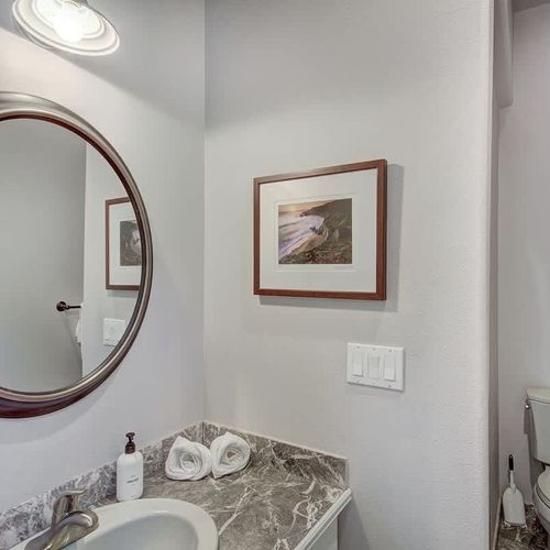 Ensuite full bathroom 2 on main level