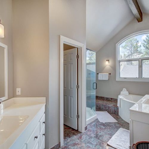 Primary ensuite full bathroom