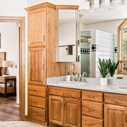 Primary bedroom's full ensuite bathroom