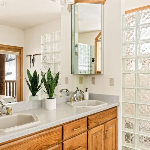 Primary bedroom's full ensuite bathroom