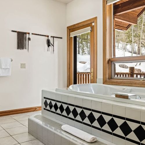 Primary bedroom's full ensuite bathroom