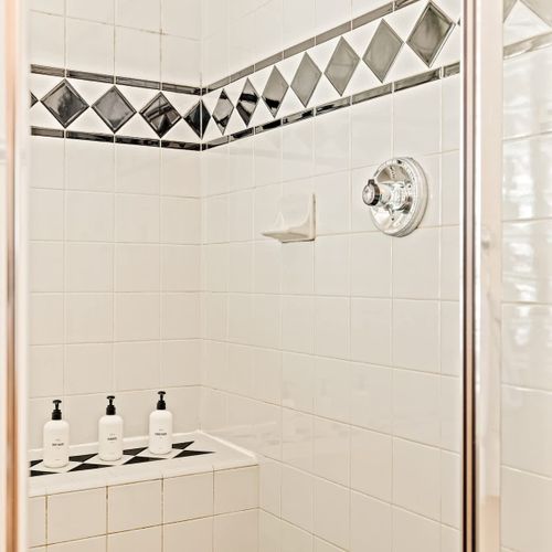 Primary bedroom's full ensuite bathroom