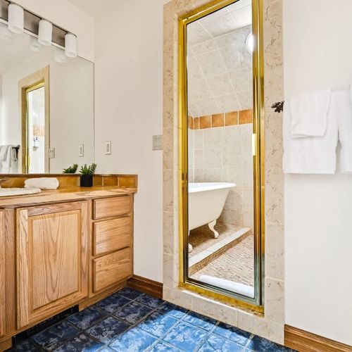 Full bathroom 8 (Mother-in-law suite)