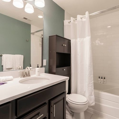 Primary full ensuite bathroom