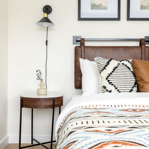 King with side tables and lamps