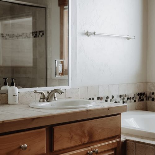 Primary en suite bathroom