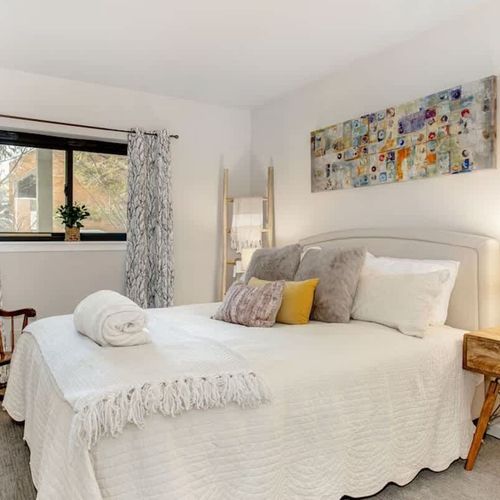 2nd bedroom with queen bed