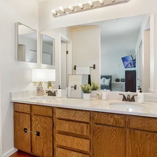 The primary bedroom has an en suite bathroom