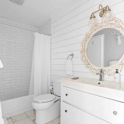 Main floor full bathroom