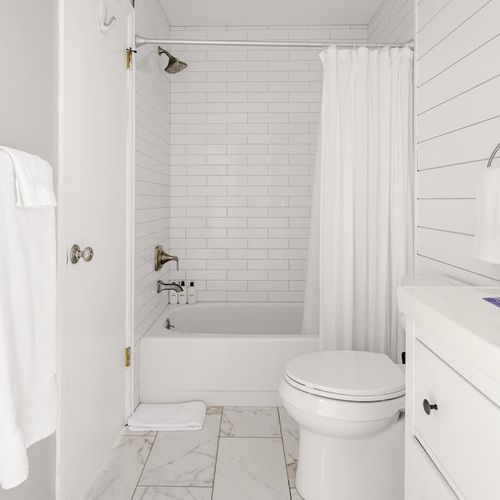 Full bathroom with shower/tub combo