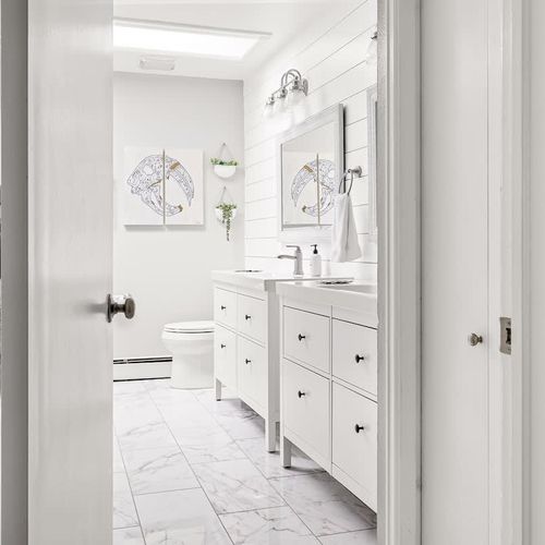 Primary en suite bathroom