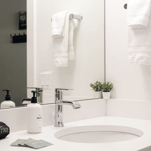 Full bathroom 2 vanity