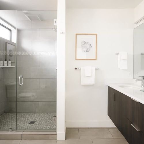 Primary bedroom's full private ensuite bathroom