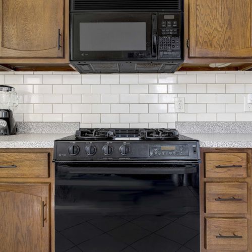 Stove and microwave in kitchen
