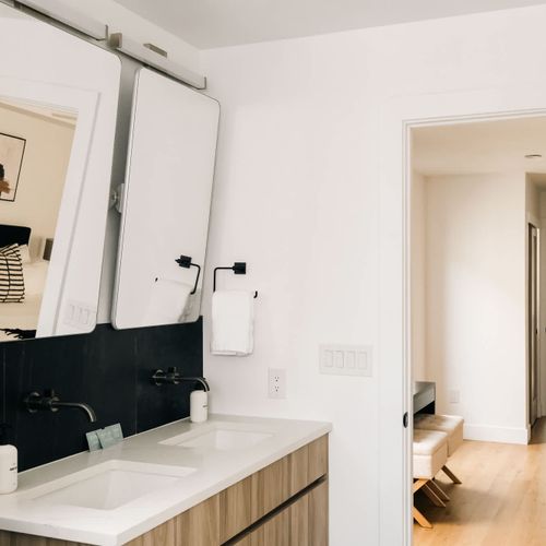 Full en suite bathroom to bedroom 1