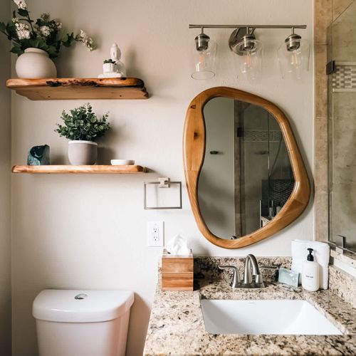 Full bathroom en suite to primary bedroom