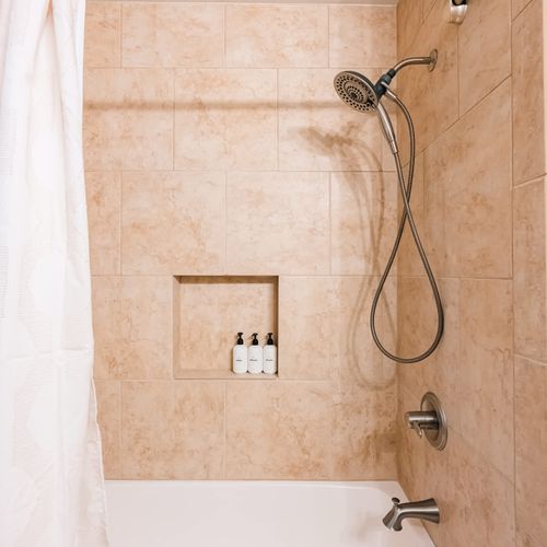 Shower/tub combo in hallway bathroom