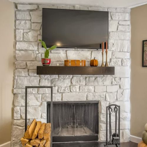 (The wood-burning fireplace on site is NOT AN ADVERTISED AMENITY. Should you desire to use the wood-burning fireplace, you must supply your own wood.)