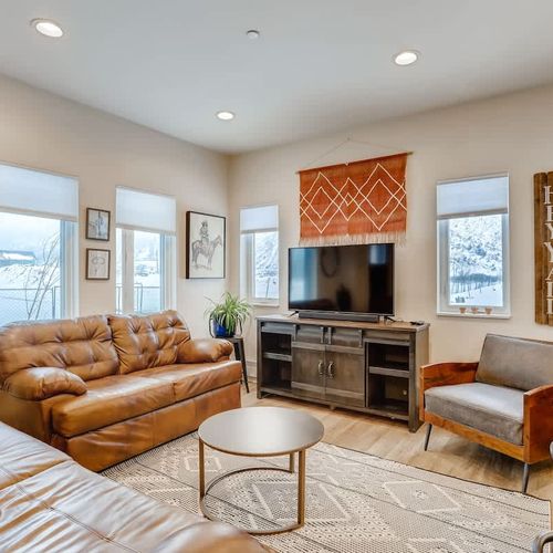 Enjoy the comfortable living room!