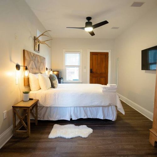 The room has a comfortable queen bed.