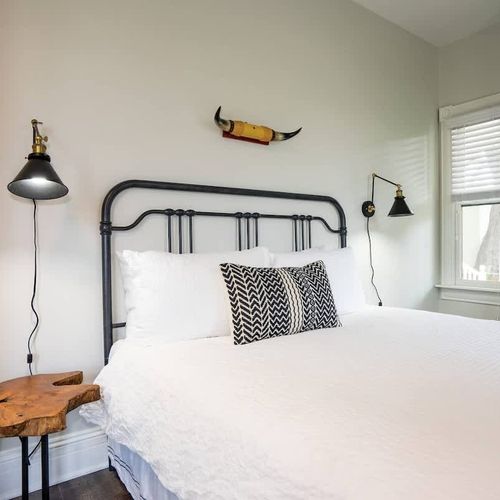 The room has a queen sized bed