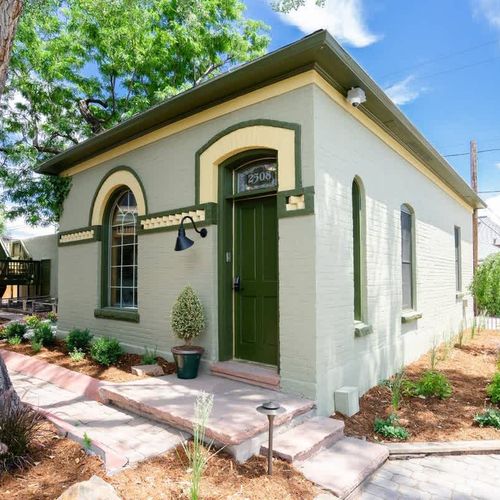 The Carriage House is located steps away from the Main House.