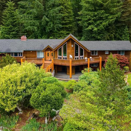 Welcome to our Sedro-Woolley home! Enjoy the incredible views and recharge in nature.