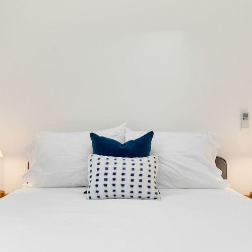 Queen size bed.