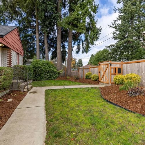 Private, fully fenced front and back yard.