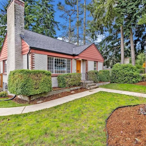 Experience the perfect blend of modern comfort and classic charm in our beautifully renovated 3 bedroom home in West Seattle. Step inside and be greeted by a bright and spacious living area, complete with sleek finishes, cozy furnishings, and all the