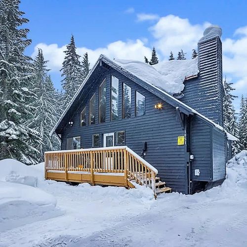 Welcome to our spacious,  2 bedroom, winter wonderland cabin! Stay just 5 mins from the ski hill. We look forward to hosting you!