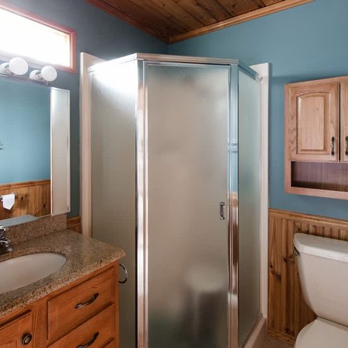 Primary en-suite bathroom