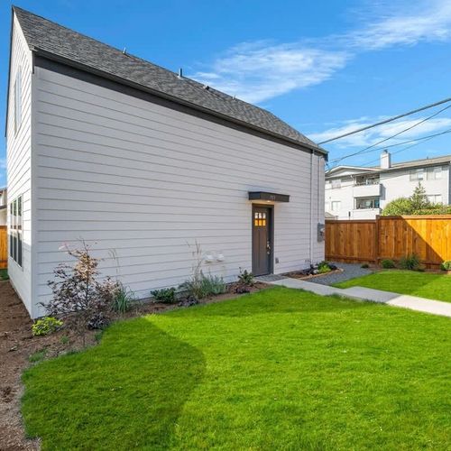 Where city vibes and neighborhood tranquility coalesce. Book your Seattle sojourn in our Greenwood jewel!