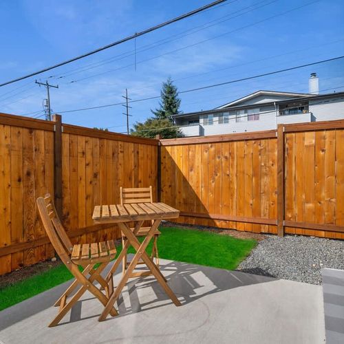 Where city vibes and neighborhood tranquility coalesce. Book your Seattle sojourn in our Greenwood jewel!
