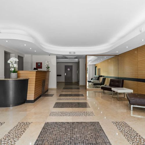 Welcome to a space of luxury: our elegant and modern lobby.