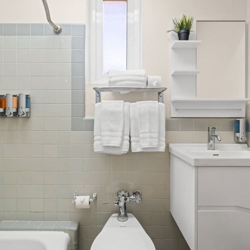Find everything you need in our clean and functional bathroom, featuring plenty of fresh towels and a well-maintained space to ensure your comfort.