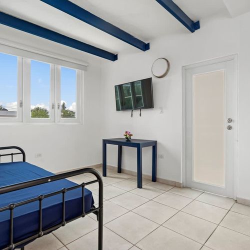 A comfortable and organized space for your trip.