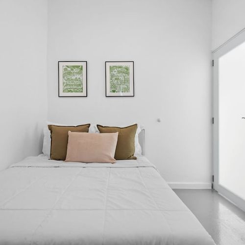 Minimalist Oasis: Crisp linens, calming retreat.