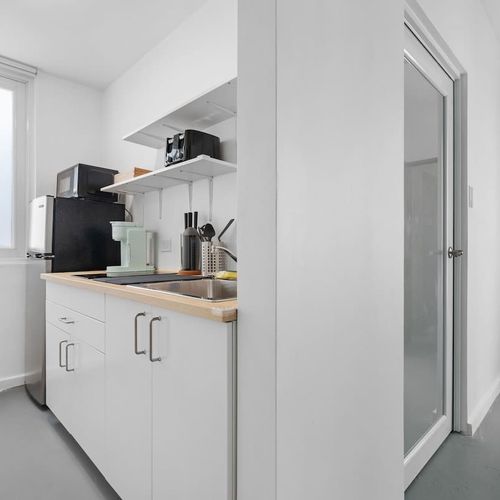 Clean and simple kitchen setup.