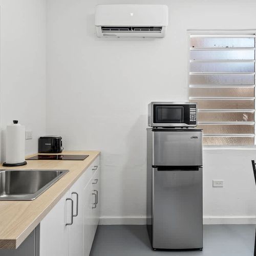 Ideal for culinary adventures or a quick coffee break, this space combines functionality with modern charm.