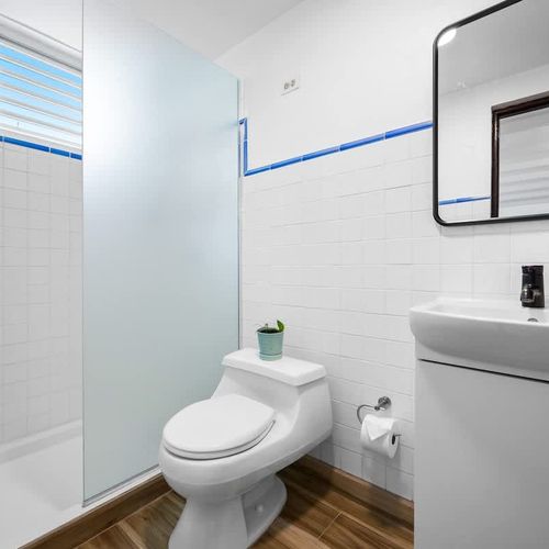 Sparkling clean bathroom with a spacious shower and modern mirror – your fresh start each day.