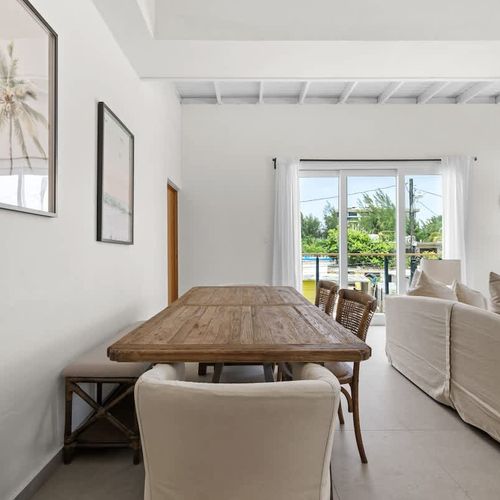 Enjoy meals and laughs together. A welcoming and open dining area.