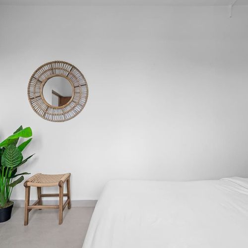 Simple, elegant decor. A minimalist space for peaceful rest.