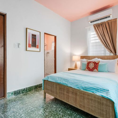 Charming and warm bedroom with tasteful furnishings and an inviting ambiance.