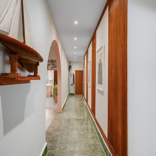 Spacious and thoughtfully designed area with cozy furnishings and a welcoming ambiance.