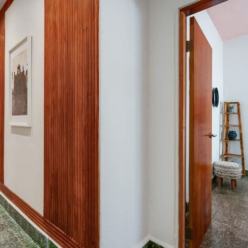 Open-concept space blending style and comfort, perfect for relaxing or entertaining.